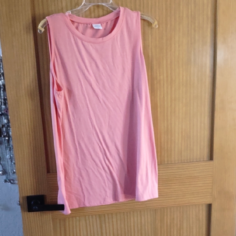 XL Sleeveless Peach Top. Crew Neck Tshirt Knit